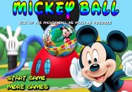 Mickey Jongle avec une balle